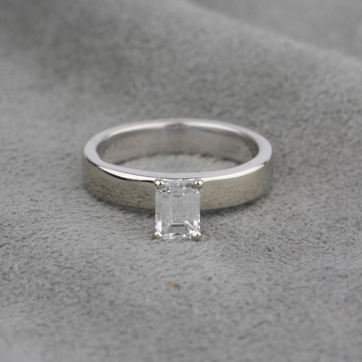  Pre Owned  14 Karat White Gold Diamond Engagement  Ring 