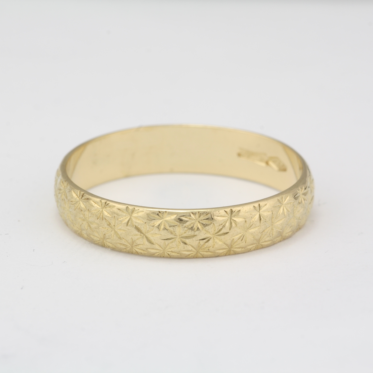 Pre Owned 18 Karat Yellow Gold Diamond Cut Star Pattern Wedding Band